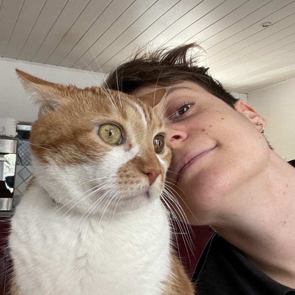 Mégane fondatrice de Soiloup accompagnée de son chat Sola